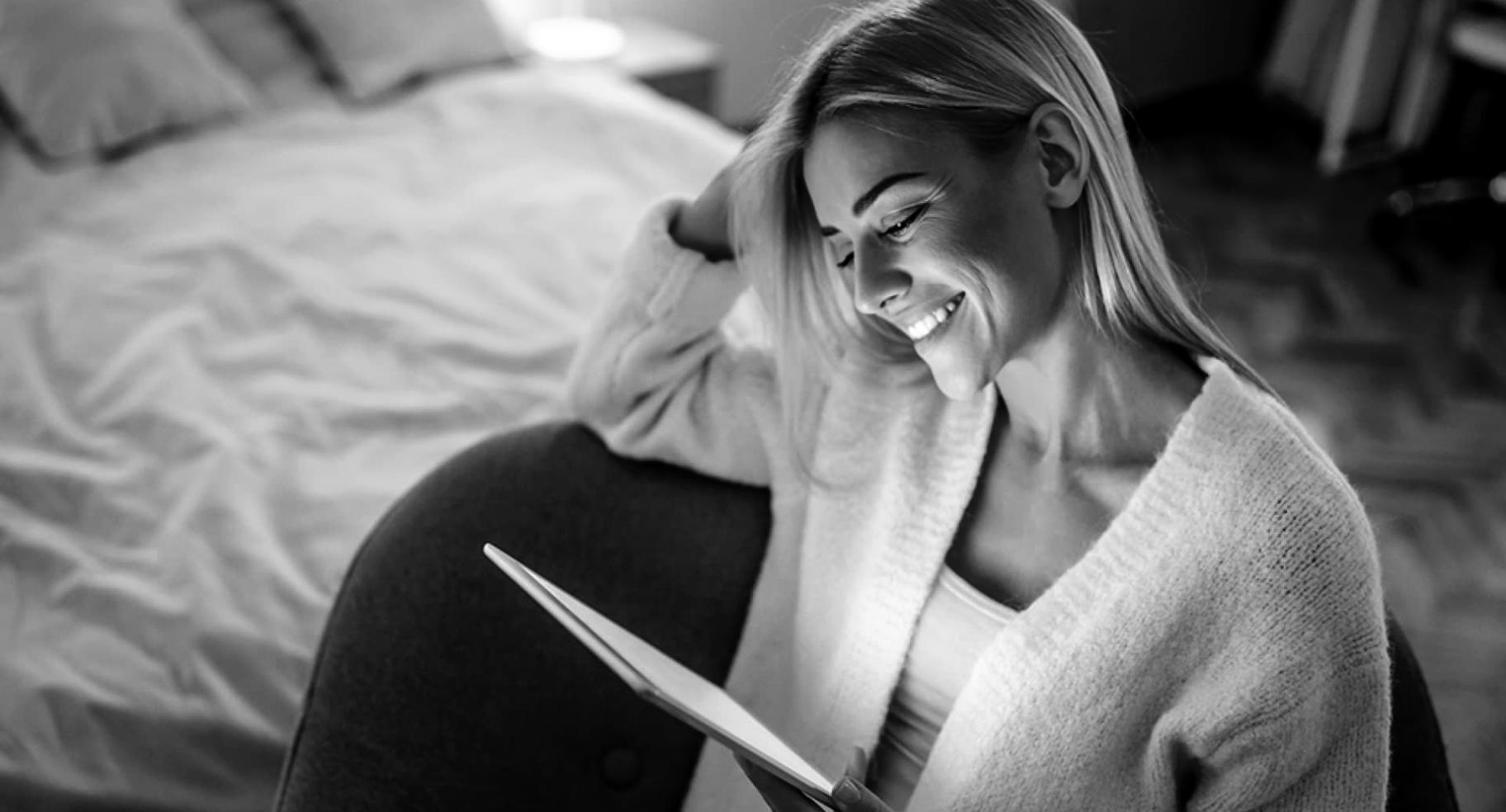 Analistas trabajando con datos financieros en pantallas múltiples