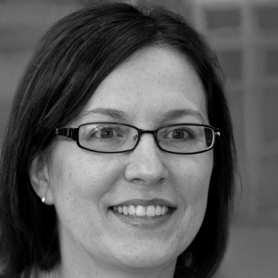 Retrato profesional de instructora especializada en análisis financiero