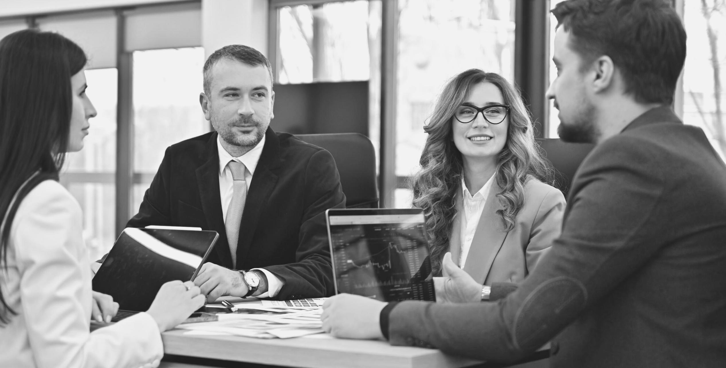 Reunión de equipo discutiendo estrategias de análisis