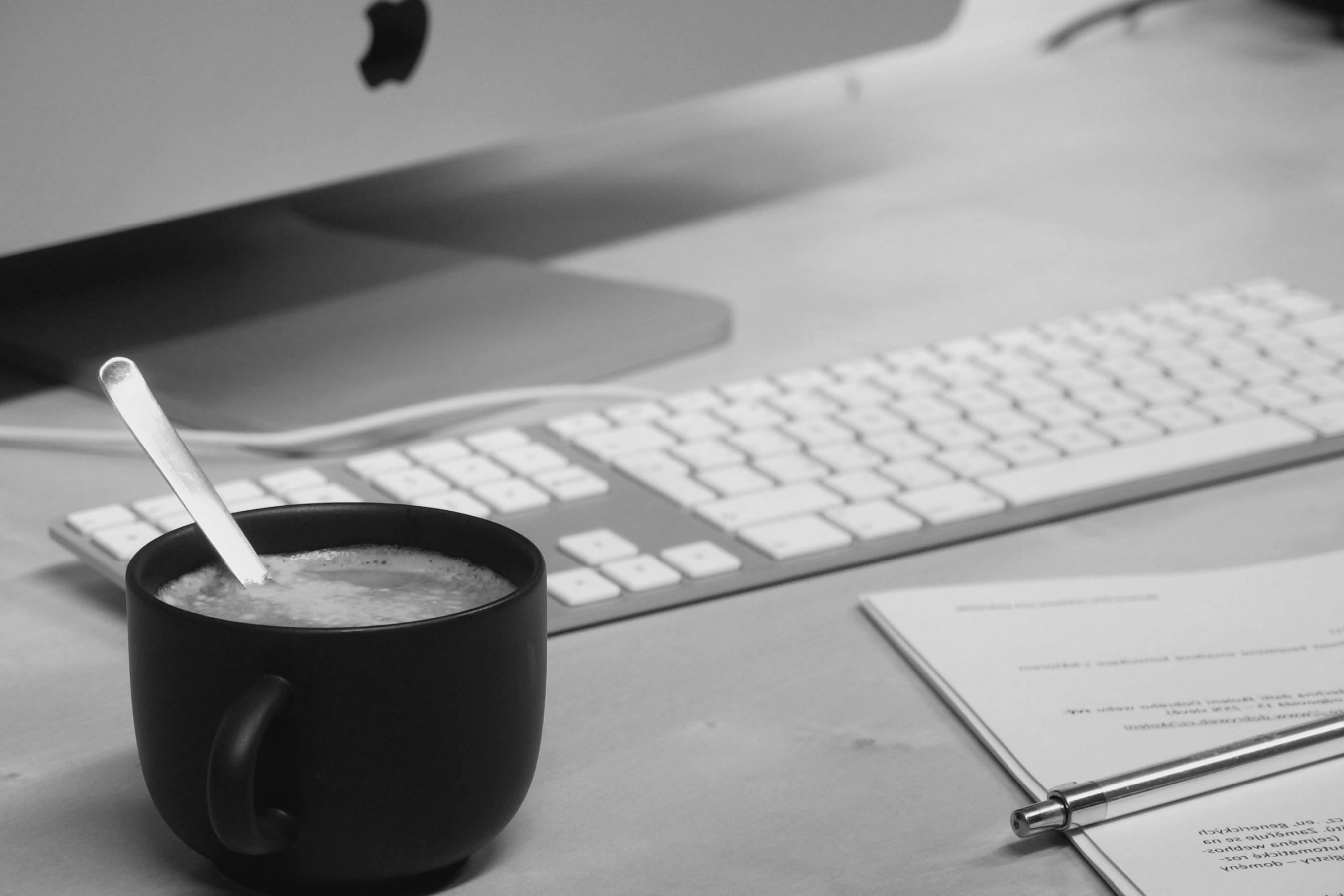 Equipo de análisis financiero trabajando en mercados argentinos