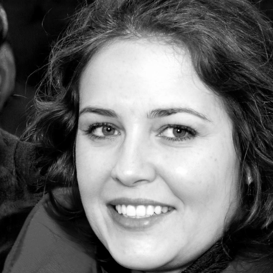 Retrato profesional de mentora en gestión de riesgos financieros